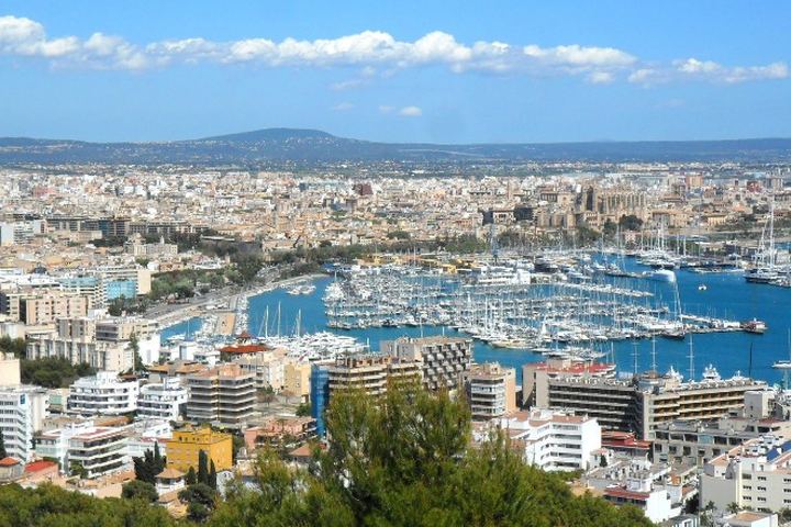 Panorámica de Palma desde el Bellver con el puerto deportivo, la bahía y la ciudad extendida hasta la sierra
